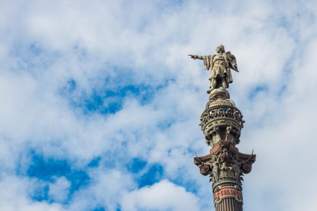 La statue de Christophe Colomb au sommet du Mirador de Colomb à Barcelone