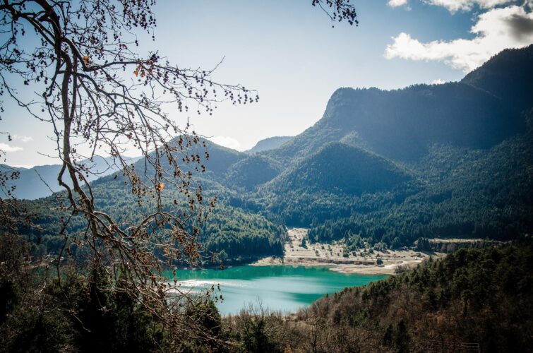 Lac Doxa en Grèce, paysage tranquille avec réflexions sur l'eau et montagnes en arrière-plan