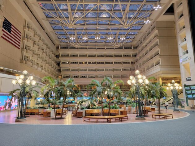 Le hall et l'hôtel à l'intérieur de l'aéroport d'Orlando