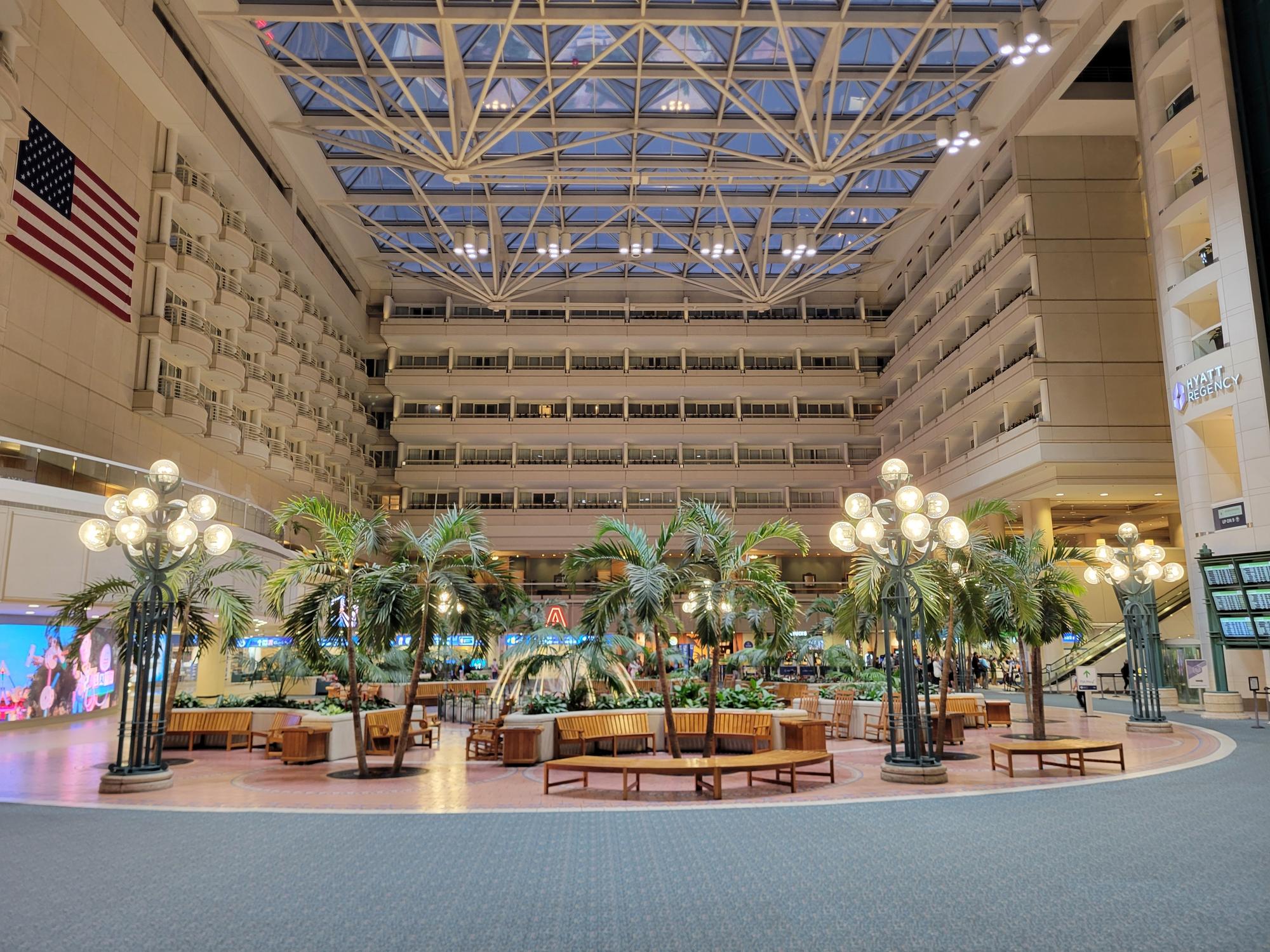 Le hall et l'hôtel à l'intérieur de l'aéroport d'Orlando
