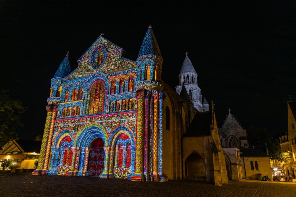 L'église Notre Dame la Grande de nuit dans la ville de Poitiers