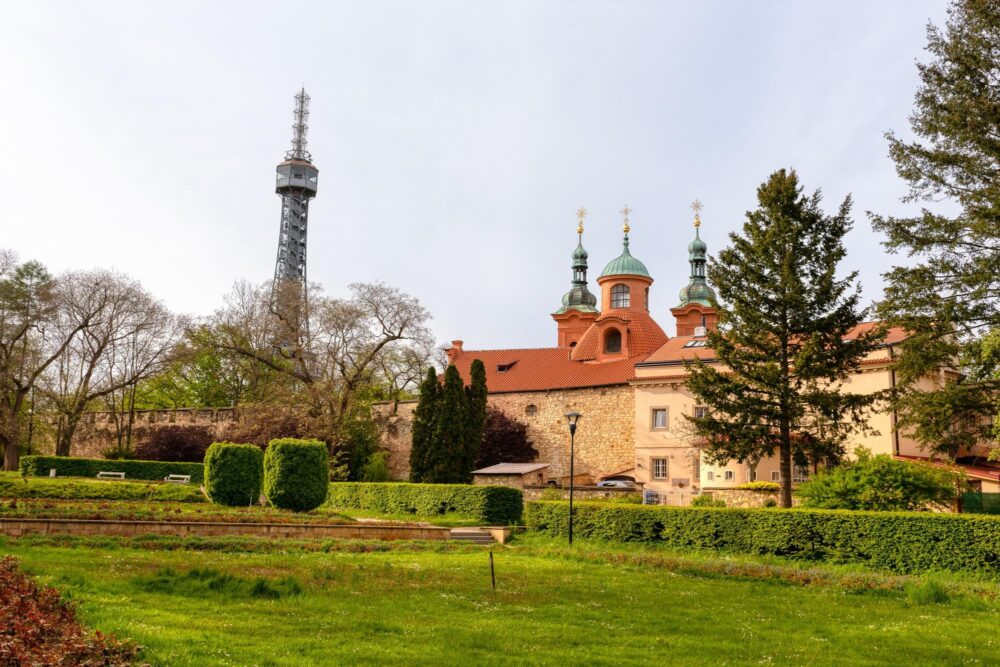 L'église Saint-Laurent sur la colline et les jardins de Petřín.