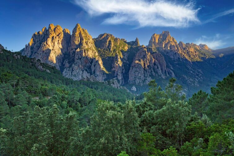 Les aiguilles de Bavella, paysage montagneux et rocheux en Corse du Sud, France