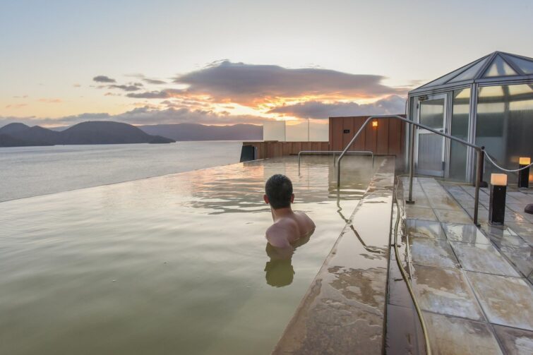 Magnifique Onsen en plein air avec vapeur et nature environnante