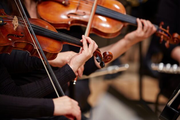 Mains de musiciens jouant du violon