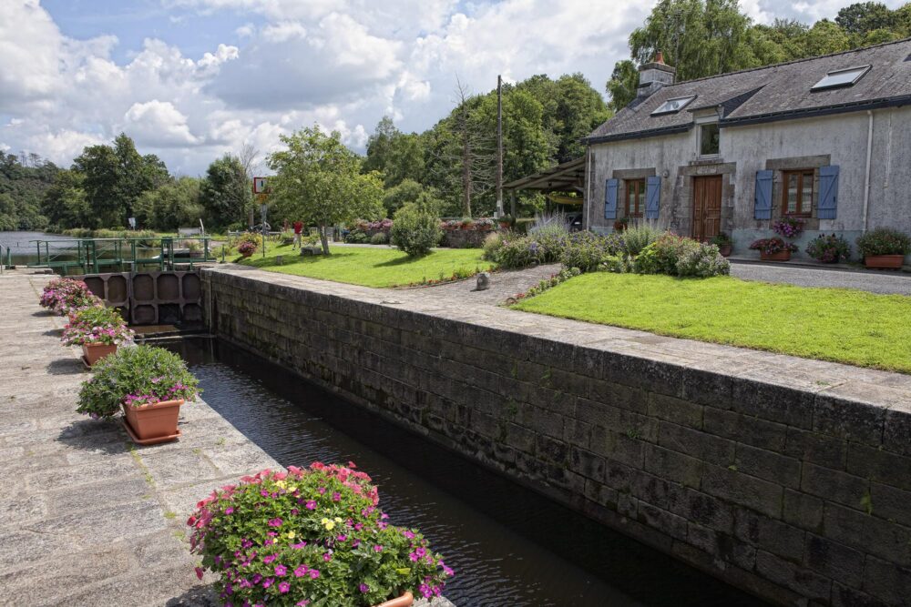 Maison d'éclusier le long du chemin de halage du Blavet