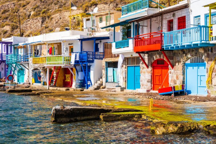 Maisons colorées de pêcheurs à Klima, village de Milos