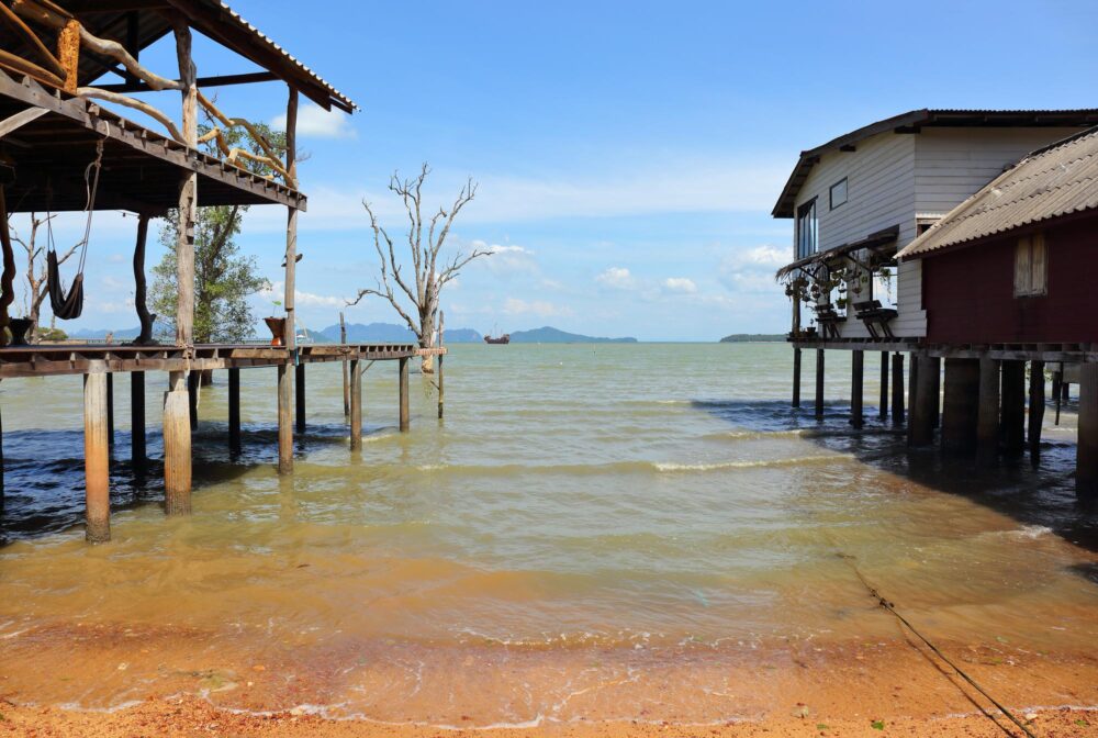 Maisons sur pilotis dans la vieille ville de Koh Lanta