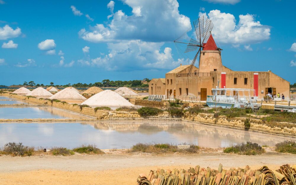 Moulin et marais salants près de Marsala