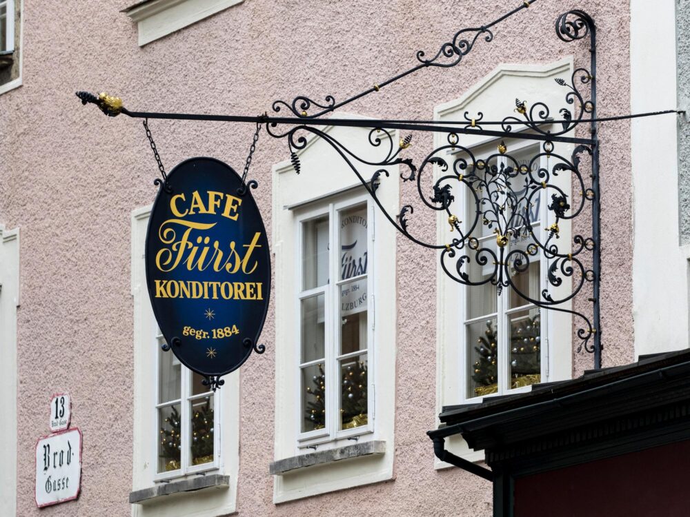 Panneau devant le Café Konditorei Fürst sur la place Alter Markt