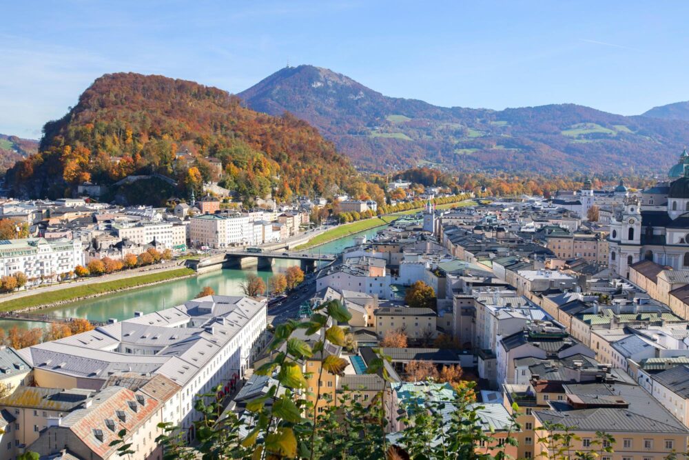 Panorama d'automne de Salzbourg depuis la terrasse du musée contemporain