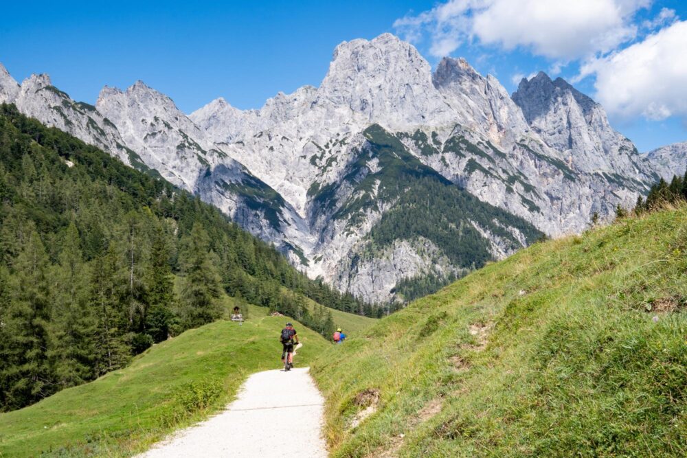 Panorama de la chaîne de montagnes Reiter Alm avec VTT en descente