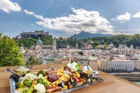 Panorama sur Salzbourg avec un plat autrichien au premier plan