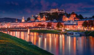 Panorama sur Salzbourg de nuit