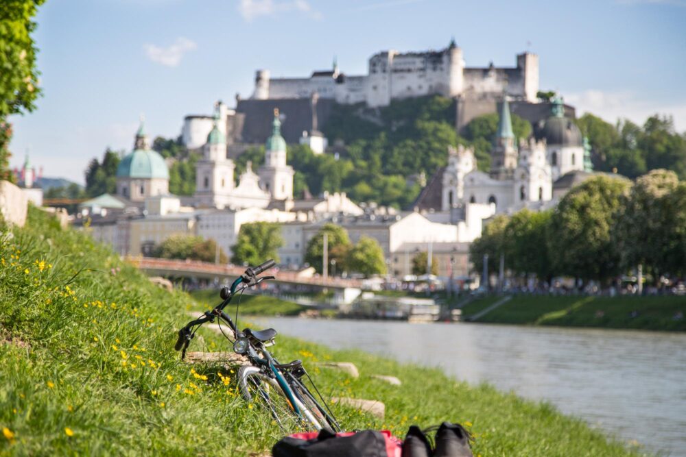 Panorama sur la forteresse de Salzbourg avec un vélo au premier plan