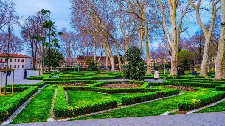 Parc Gülhane à Istanbul, Turquie, avec arbres et sentiers