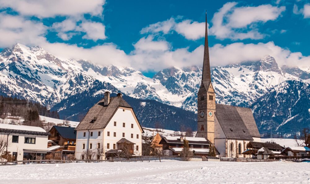 Paysage hivernal à Maria Alm avec son église pittoresque
