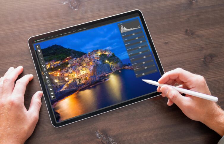 Personne utilisant un logiciel de retouche photo sur un ordinateur digital