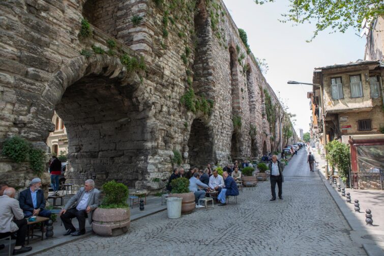 Personnes marchant près de l'Aqueduc de Valens à Istanbul, Turquie