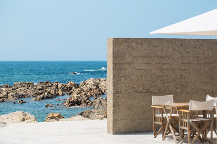 Piscine vide sur une plage de Porto, Portugal