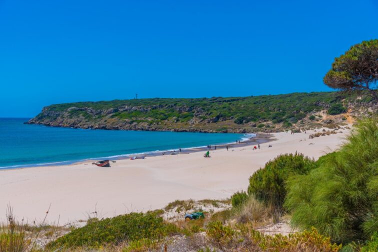 Plage de Bolonia à Tarifa, Andalousie, sous un ciel ensoleillé