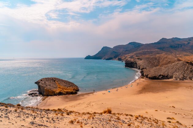 Plage de Mónsul vue panoramique depuis les dunes, Parc naturel de Cabo de Gata-Níjar, Andalousie
