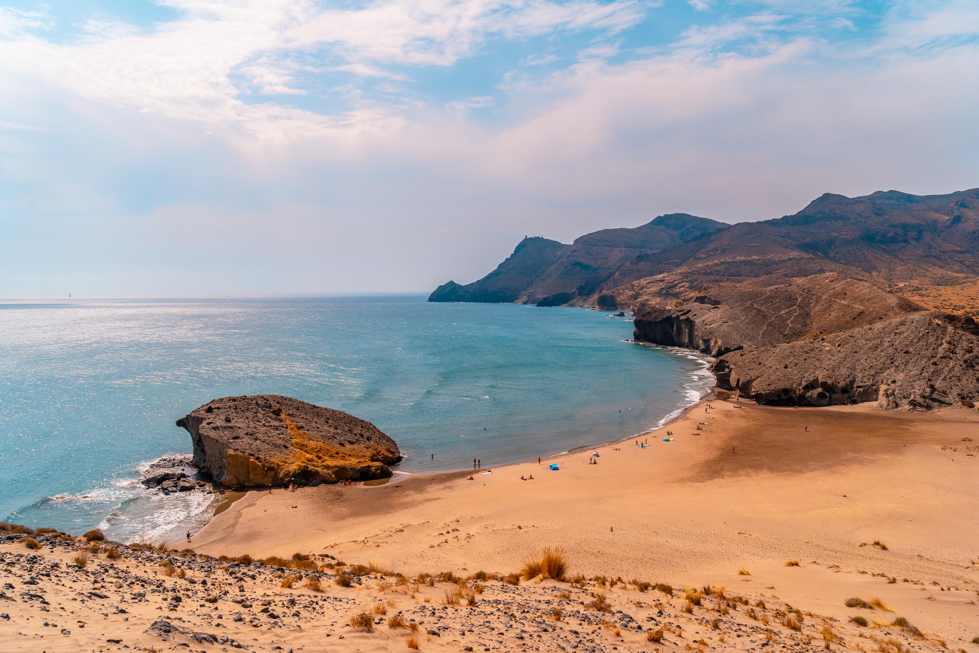 Plage de Mónsul vue panoramique depuis les dunes, Parc naturel de Cabo de Gata-Níjar, Andalousie