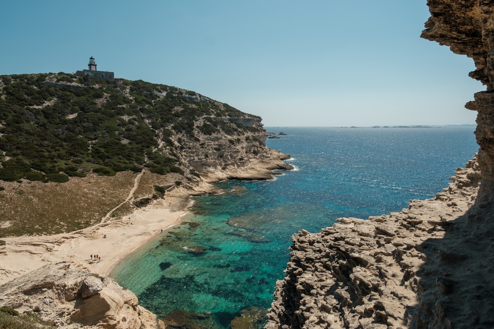 Plage de Saint Antoine et phare sur la mer Méditerranée à Capo Pertusato