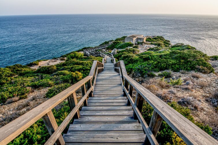 Plage de Zahara de los Atunes, Cadix, Espagne, avec sable doré et ciel clair