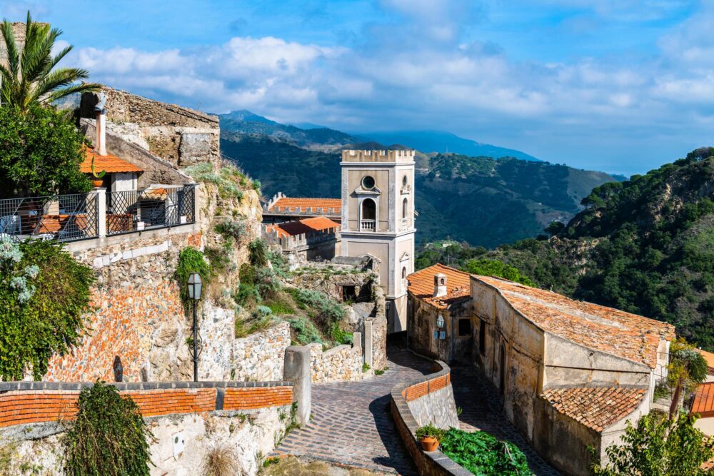 Point de vue du village de Savoca en Sicile