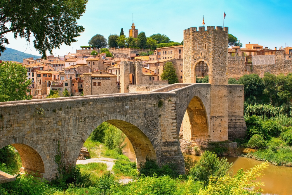 Pont sur la rivière Fluvia dans le village médiéval de Besalú