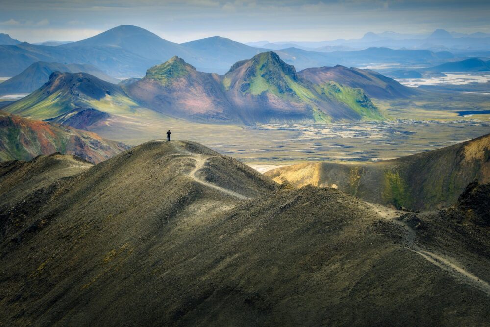 Randonneur sur un sentier en Islande