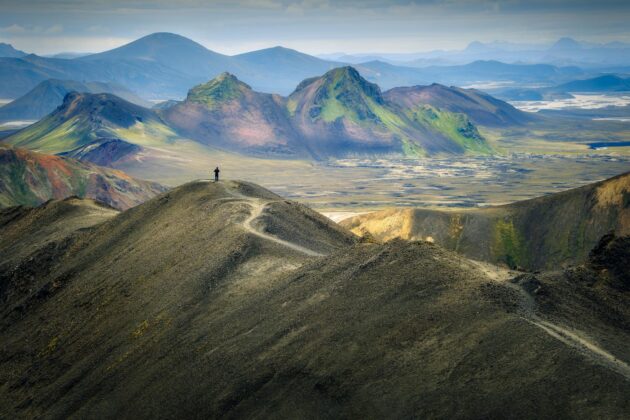 Randonneur sur un sentier en Islande