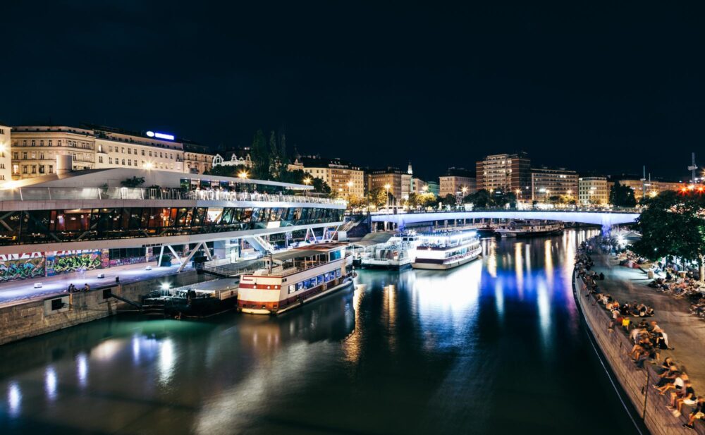 Rives du Danube à Vienne de nuit à Swedenplatz