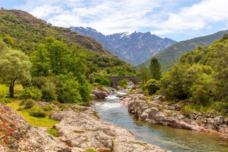 Rivière et vieux pont lors d'une randonnée dans la vallée du Fango, Corse