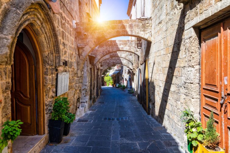 Rue médiévale voûtée dans la vieille ville de Rhodes, Grèce