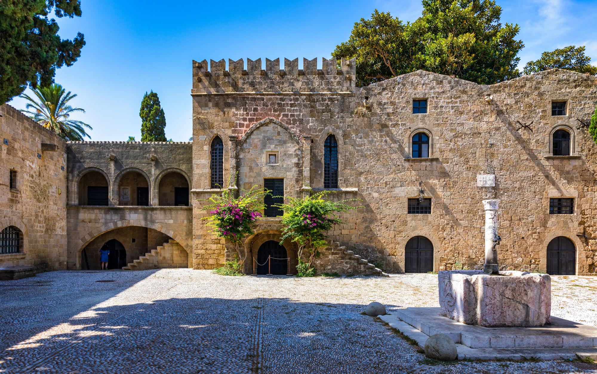 Rue médiévale voûtée dans la vieille ville de Rhodes, Grèce
