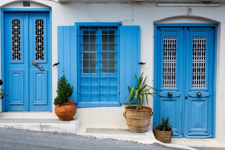 Ruelle étroite et colorée dans le village de Kritsa, Crète, Grèce