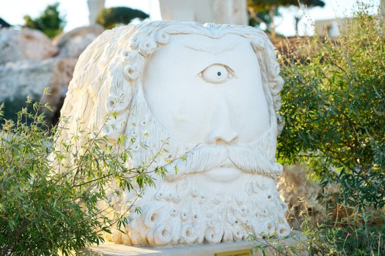 Sculpture de Cyclope de Crète à Ayia Napa, Chypre