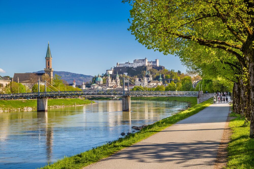 Sentier sur les berges de la Salzach