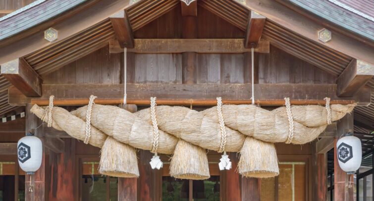 Shimenawa sacrée au sanctuaire Izumo Taisha, Japon
