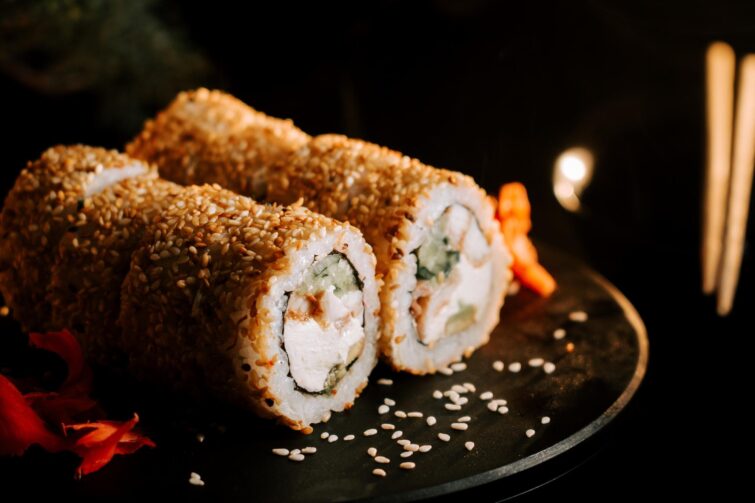 Sushi frais avec sésame et gingembre sur fond noir