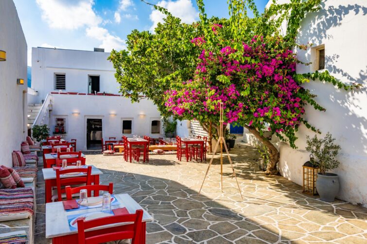 Taverne grecque typique avec chaises rouges à Apollonia sur l'île de Sifnos, Grèce