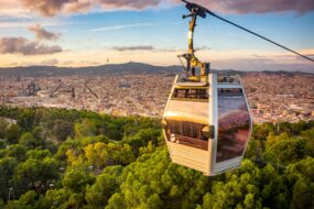 Téléphérique au dessus du Parc de Montjuïc à Barcelone