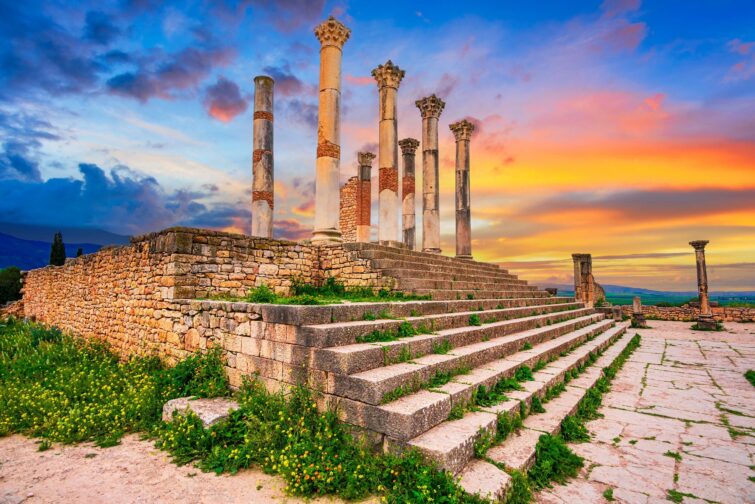 Temple de Capitole à Volubilis, Maroc, éclairé au coucher du soleil