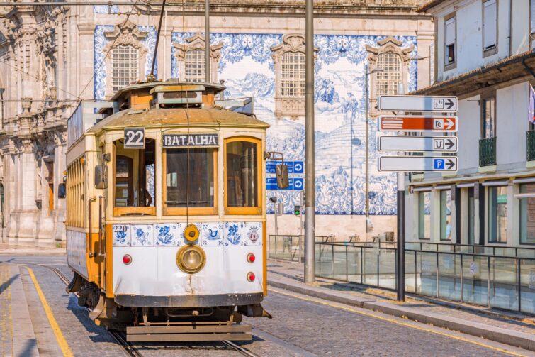 Tramway sur les carreaux des bâtiments à Porto, Portugal