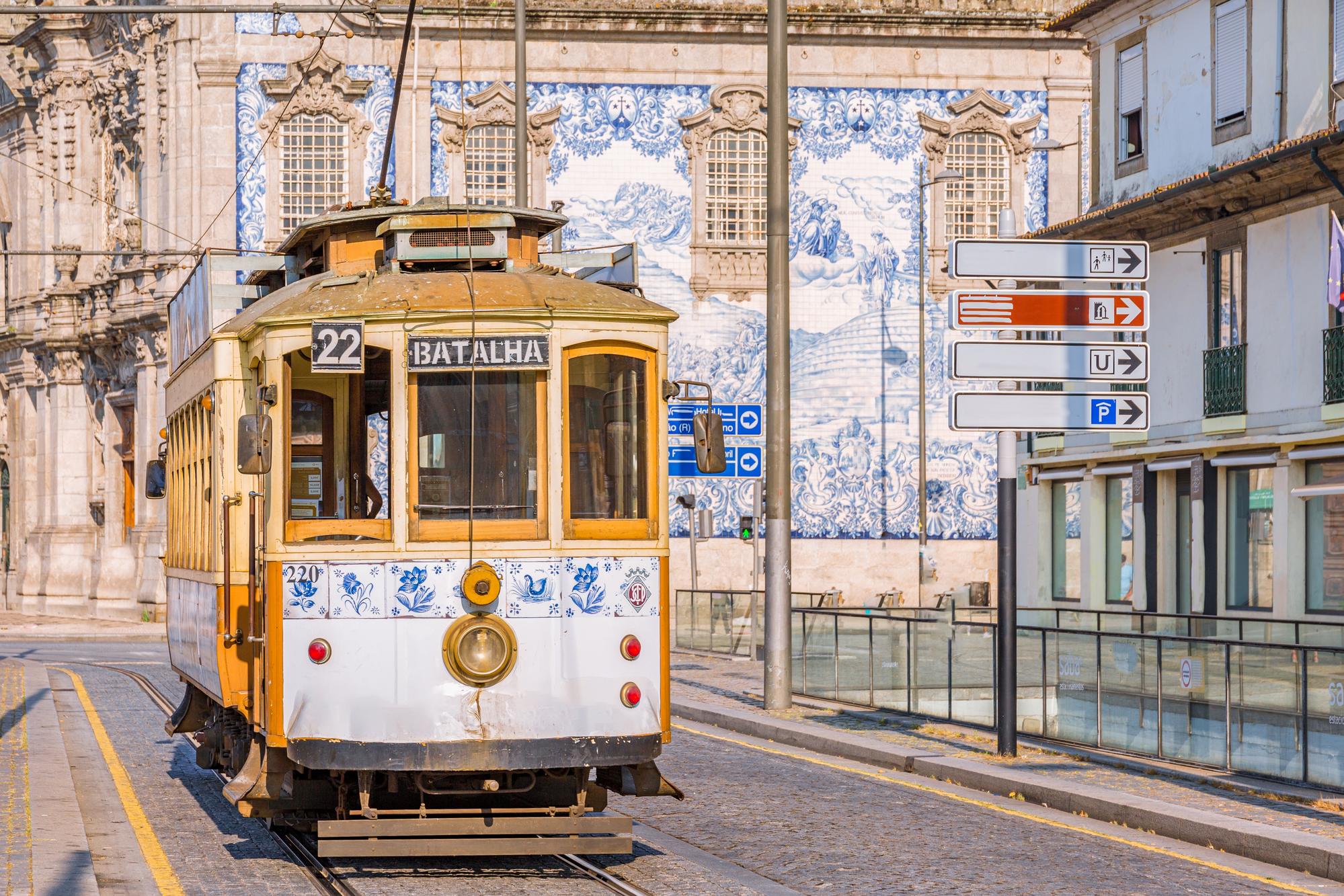 Tramway sur les carreaux des bâtiments à Porto, Portugal