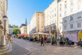 Une rue bordée de cafés dans le centre historique de Salzbourg