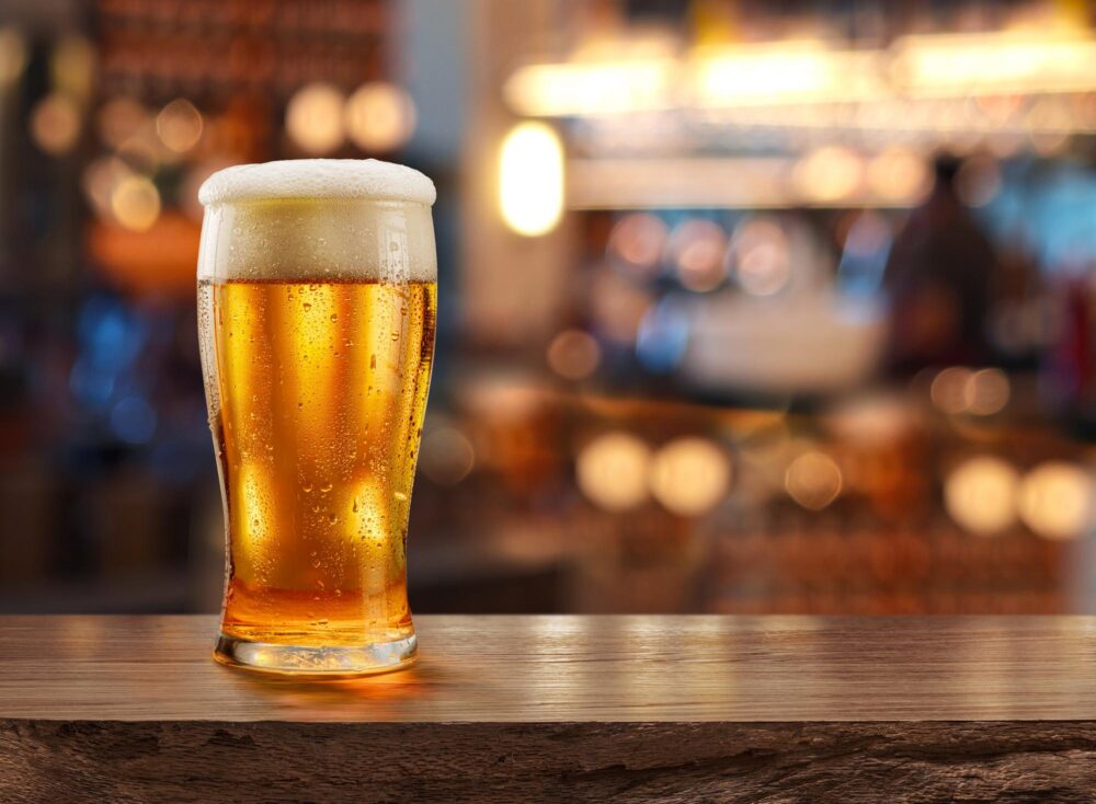 Verre de bière sur une table