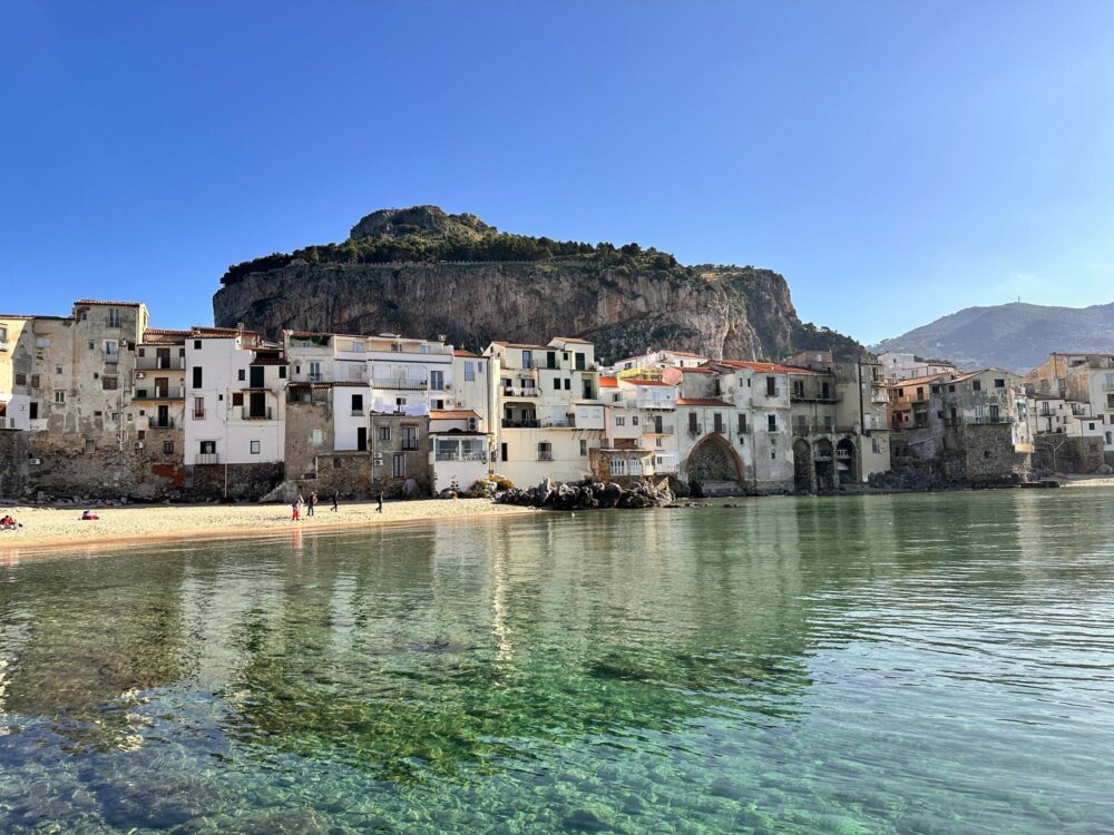 Ville de Cefalù donnant sur la mer